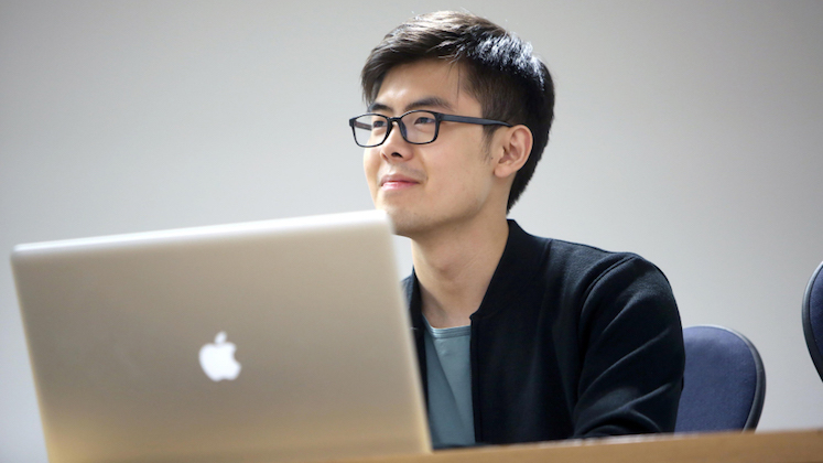 Student using laptop M_U08