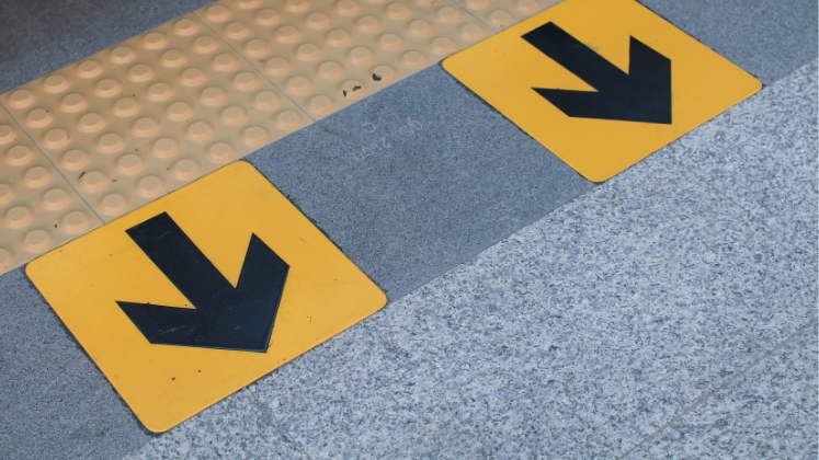 Arrows-on-train-platform-747x420