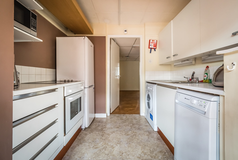 476x320_bw_three_bedroom_apartment_kitchen